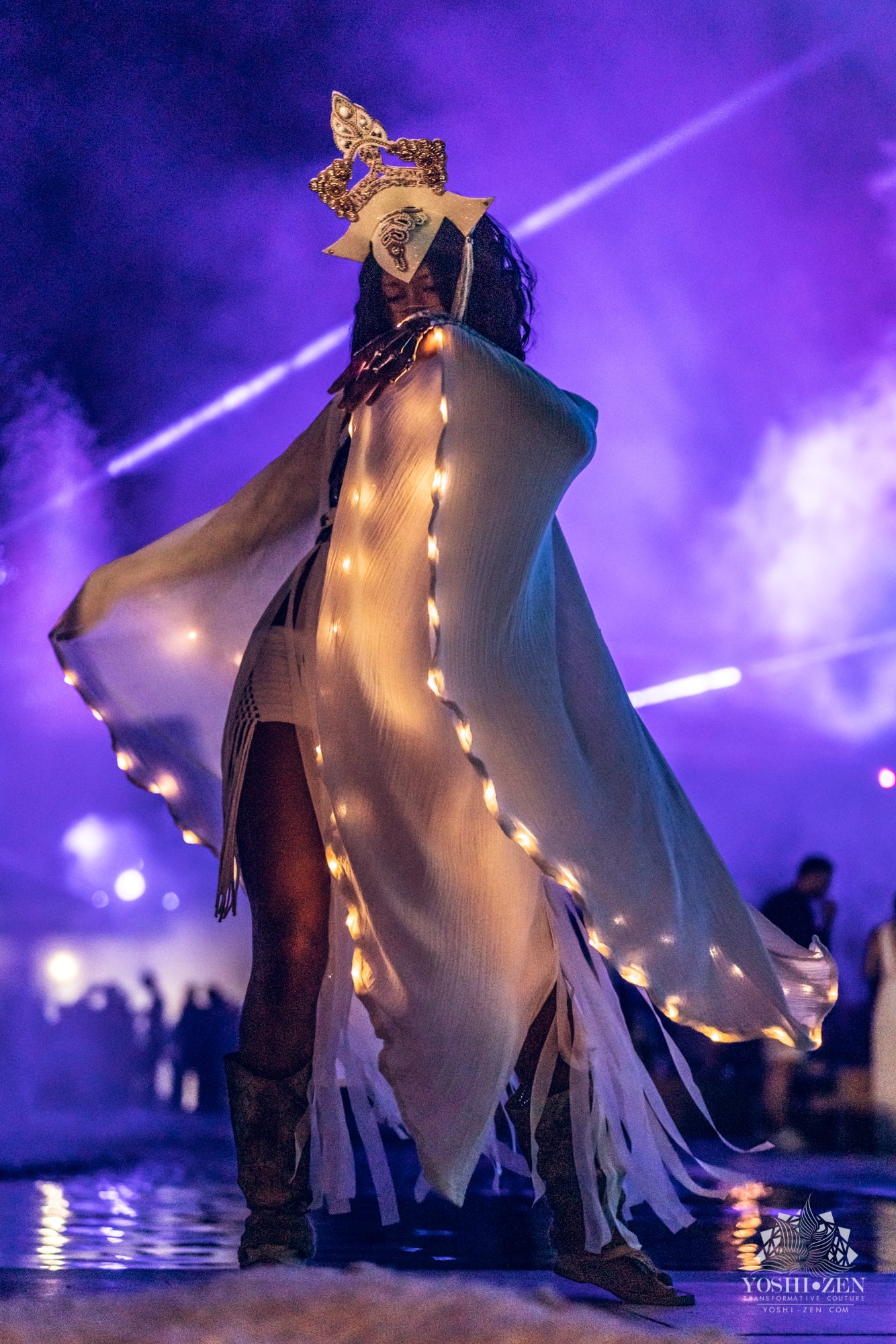 LED Kaftan (White/Gold)