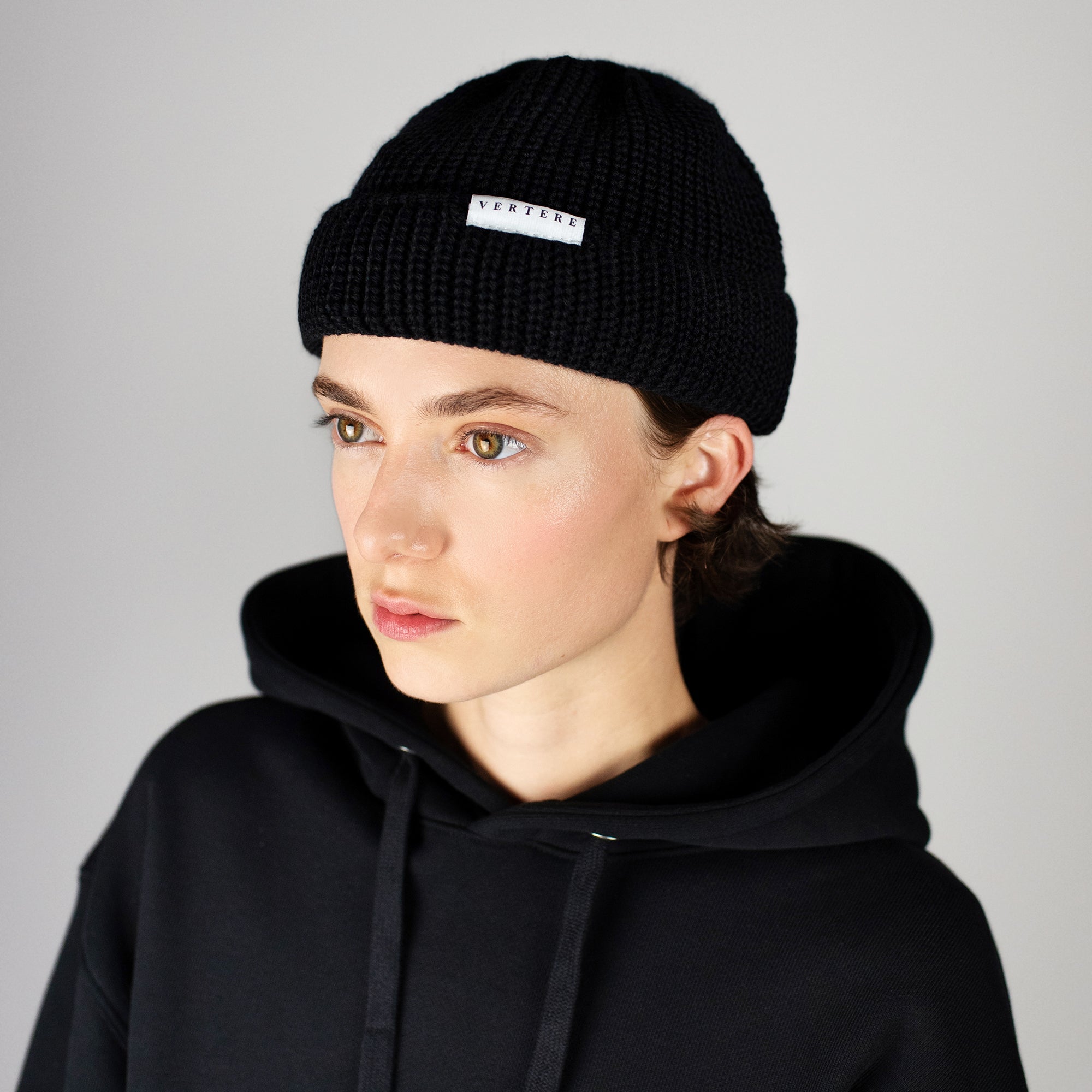 SHORT WOOL BEANIE - BLACK