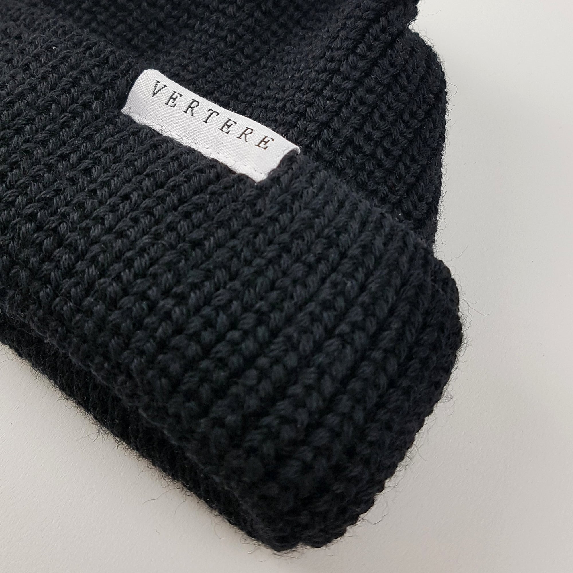 SHORT WOOL BEANIE - BLACK