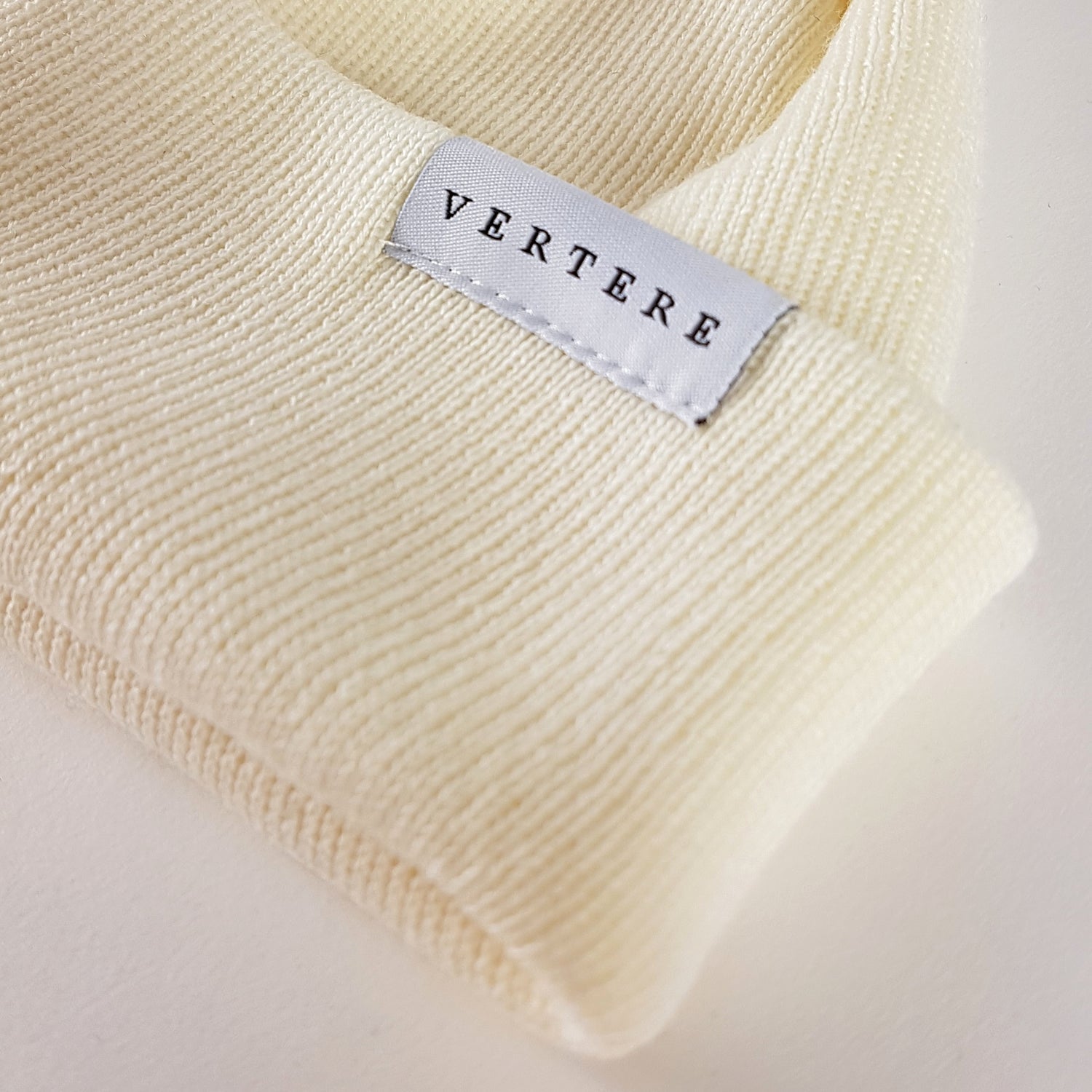 SHORT MERINO BEANIE - OFFWHITE