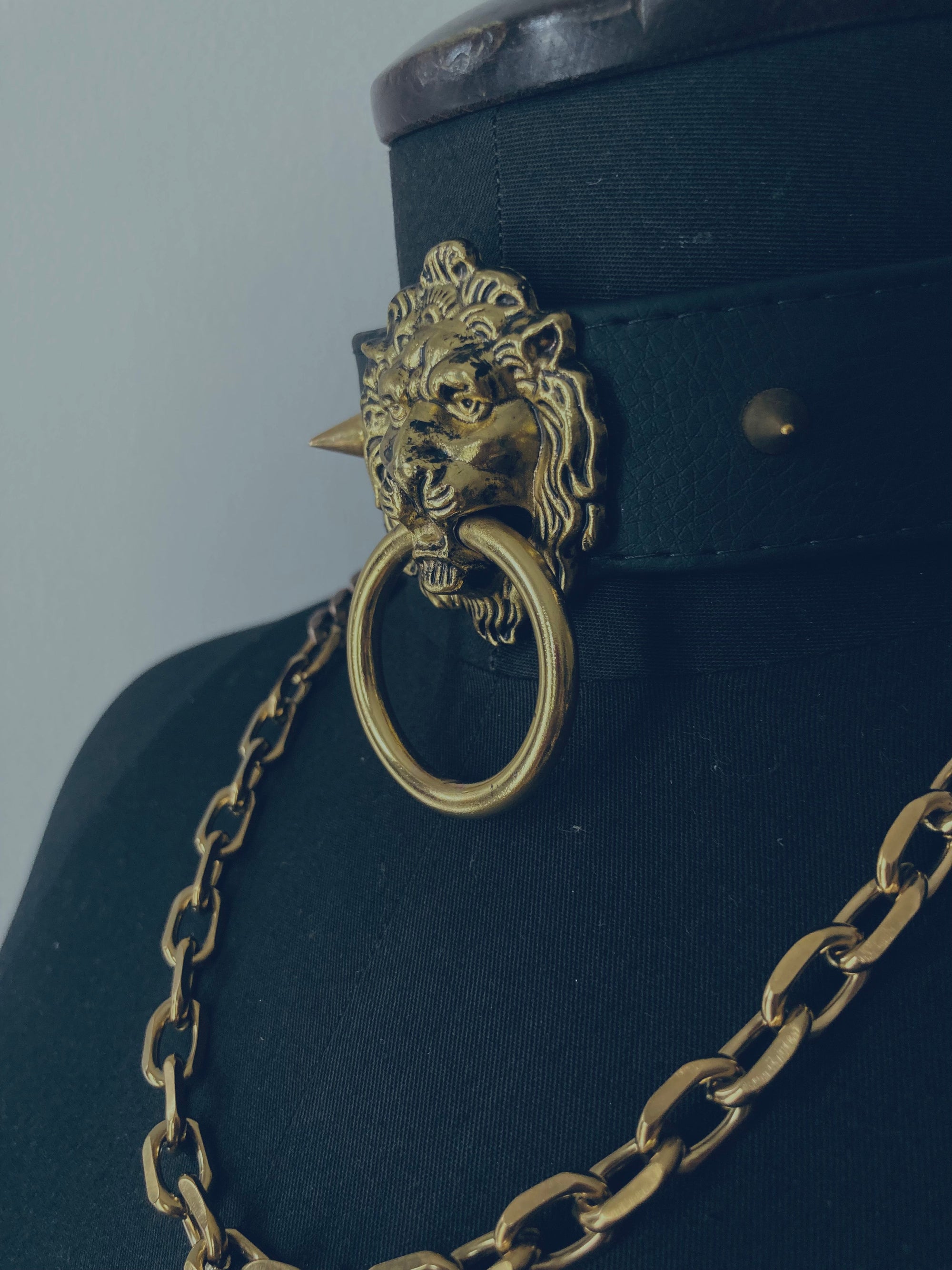 House of Marmol - Choker with golden lion's head, spikes and chain - Black, vegan leather and metal
