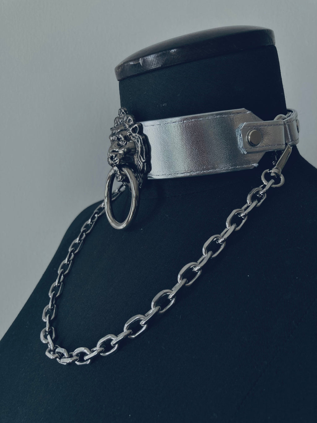 House of Marmol - Choker with Silver Lion Head and Chain – Silver, Vegan Leather & Metal